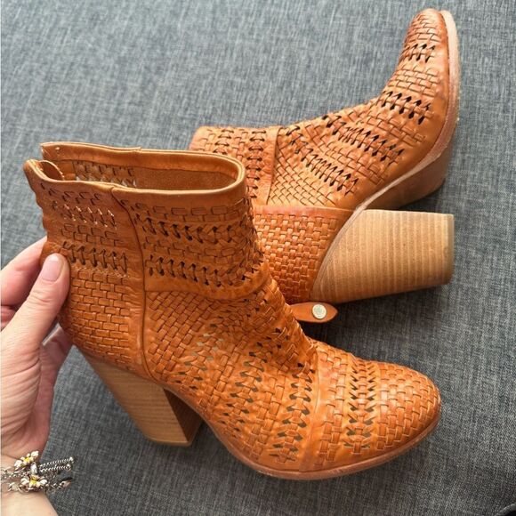 Rag&Bone Leather Newbury Bootie
Boot Tan/Lt.Brown Size 39 - Picture 15 of 16